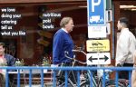 Amsterdam 3 juni 2024
Ivo Niehe winkelend in Amsterdam zuid. Hij koopt bij een boekhandel oa het boek van de mooiste Avonturen van Prins Bernhard