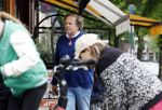 Amsterdam 3 juni 2024
Ivo Niehe winkelend in Amsterdam zuid. Hij koopt bij een boekhandel oa het boek van de mooiste Avonturen van Prins Bernhard