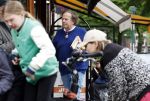 Amsterdam 3 juni 2024
Ivo Niehe winkelend in Amsterdam zuid. Hij koopt bij een boekhandel oa het boek van de mooiste Avonturen van Prins Bernhard