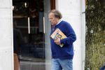 Amsterdam 3 juni 2024
Ivo Niehe winkelend in Amsterdam zuid. Hij koopt bij een boekhandel oa het boek van de mooiste Avonturen van Prins Bernhard