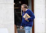 Amsterdam 3 juni 2024
Ivo Niehe winkelend in Amsterdam zuid. Hij koopt bij een boekhandel oa het boek van de mooiste Avonturen van Prins Bernhard