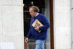Amsterdam 3 juni 2024
Ivo Niehe winkelend in Amsterdam zuid. Hij koopt bij een boekhandel oa het boek van de mooiste Avonturen van Prins Bernhard
