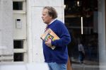 Amsterdam 3 juni 2024
Ivo Niehe winkelend in Amsterdam zuid. Hij koopt bij een boekhandel oa het boek van de mooiste Avonturen van Prins Bernhard
