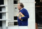 Amsterdam 3 juni 2024
Ivo Niehe winkelend in Amsterdam zuid. Hij koopt bij een boekhandel oa het boek van de mooiste Avonturen van Prins Bernhard