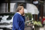 Amsterdam 3 juni 2024
Ivo Niehe winkelend in Amsterdam zuid. Hij koopt bij een boekhandel oa het boek van de mooiste Avonturen van Prins Bernhard