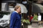 Amsterdam 3 juni 2024
Ivo Niehe winkelend in Amsterdam zuid. Hij koopt bij een boekhandel oa het boek van de mooiste Avonturen van Prins Bernhard