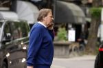 Amsterdam 3 juni 2024
Ivo Niehe winkelend in Amsterdam zuid. Hij koopt bij een boekhandel oa het boek van de mooiste Avonturen van Prins Bernhard