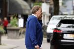 Amsterdam 3 juni 2024
Ivo Niehe winkelend in Amsterdam zuid. Hij koopt bij een boekhandel oa het boek van de mooiste Avonturen van Prins Bernhard