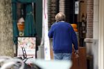 Amsterdam 3 juni 2024
Ivo Niehe winkelend in Amsterdam zuid. Hij koopt bij een boekhandel oa het boek van de mooiste Avonturen van Prins Bernhard