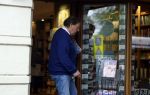 Amsterdam 3 juni 2024
Ivo Niehe winkelend in Amsterdam zuid. Hij koopt bij een boekhandel oa het boek van de mooiste Avonturen van Prins Bernhard