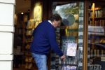 Amsterdam 3 juni 2024
Ivo Niehe winkelend in Amsterdam zuid. Hij koopt bij een boekhandel oa het boek van de mooiste Avonturen van Prins Bernhard