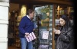 Amsterdam 3 juni 2024
Ivo Niehe winkelend in Amsterdam zuid. Hij koopt bij een boekhandel oa het boek van de mooiste Avonturen van Prins Bernhard