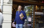 Amsterdam 3 juni 2024
Ivo Niehe winkelend in Amsterdam zuid. Hij koopt bij een boekhandel oa het boek van de mooiste Avonturen van Prins Bernhard