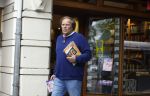 Amsterdam 3 juni 2024
Ivo Niehe winkelend in Amsterdam zuid. Hij koopt bij een boekhandel oa het boek van de mooiste Avonturen van Prins Bernhard