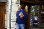 Amsterdam 3 juni 2024
Ivo Niehe winkelend in Amsterdam zuid. Hij koopt bij een boekhandel oa het boek van de mooiste Avonturen van Prins Bernhard