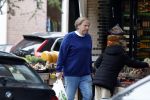 Amsterdam 3 juni 2024
Ivo Niehe winkelend in Amsterdam zuid. Hij koopt bij een boekhandel oa het boek van de mooiste Avonturen van Prins Bernhard