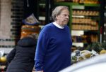 Amsterdam 3 juni 2024
Ivo Niehe winkelend in Amsterdam zuid. Hij koopt bij een boekhandel oa het boek van de mooiste Avonturen van Prins Bernhard