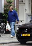 Amsterdam 3 juni 2024
Ivo Niehe winkelend in Amsterdam zuid. Hij koopt bij een boekhandel oa het boek van de mooiste Avonturen van Prins Bernhard