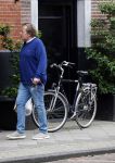 Amsterdam 3 juni 2024
Ivo Niehe winkelend in Amsterdam zuid. Hij koopt bij een boekhandel oa het boek van de mooiste Avonturen van Prins Bernhard