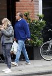 Amsterdam 3 juni 2024
Ivo Niehe winkelend in Amsterdam zuid. Hij koopt bij een boekhandel oa het boek van de mooiste Avonturen van Prins Bernhard