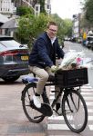 Amsterdam 3 juni 2024
Jair Ferwerda met bloemen van Arjan in Amsterdam zuid.
