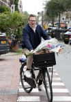 Amsterdam 3 juni 2024
Jair Ferwerda met bloemen van Arjan in Amsterdam zuid.