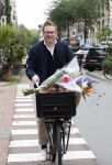 Amsterdam 3 juni 2024
Jair Ferwerda met bloemen van Arjan in Amsterdam zuid.
