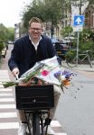Amsterdam 3 juni 2024
Jair Ferwerda met bloemen van Arjan in Amsterdam zuid.