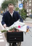 Amsterdam 3 juni 2024
Jair Ferwerda met bloemen van Arjan in Amsterdam zuid.