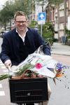 Amsterdam 3 juni 2024
Jair Ferwerda met bloemen van Arjan in Amsterdam zuid.