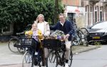 Amsterdam 3 juni 2024
Jair Ferwerda met bloemen van Arjan in Amsterdam zuid. Jair met zijn vrouw en dochter