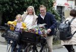 Amsterdam 3 juni 2024
Jair Ferwerda met bloemen van Arjan in Amsterdam zuid. Jair met zijn vrouw en dochter