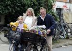 Amsterdam 3 juni 2024
Jair Ferwerda met bloemen van Arjan in Amsterdam zuid. Jair met zijn vrouw en dochter
