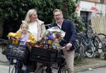 Amsterdam 3 juni 2024
Jair Ferwerda met bloemen van Arjan in Amsterdam zuid. Jair met zijn vrouw en dochter