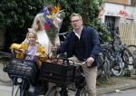 Amsterdam 3 juni 2024
Jair Ferwerda met bloemen van Arjan in Amsterdam zuid. Jair met zijn vrouw en dochter