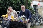 Amsterdam 3 juni 2024
Jair Ferwerda met bloemen van Arjan in Amsterdam zuid. Jair met zijn vrouw en dochter