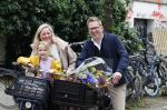 Amsterdam 3 juni 2024
Jair Ferwerda met bloemen van Arjan in Amsterdam zuid. Jair met zijn vrouw en dochter