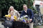 Amsterdam 3 juni 2024
Jair Ferwerda met bloemen van Arjan in Amsterdam zuid. Jair met zijn vrouw en dochter
