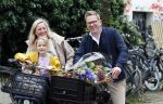 Amsterdam 3 juni 2024
Jair Ferwerda met bloemen van Arjan in Amsterdam zuid. Jair met zijn vrouw en dochter