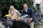 Amsterdam 3 juni 2024
Jair Ferwerda met bloemen van Arjan in Amsterdam zuid. Jair met zijn vrouw en dochter