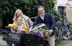 Amsterdam 3 juni 2024
Jair Ferwerda met bloemen van Arjan in Amsterdam zuid. Jair met zijn vrouw en dochter