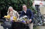 Amsterdam 3 juni 2024
Jair Ferwerda met bloemen van Arjan in Amsterdam zuid. Jair met zijn vrouw en dochter
