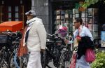 Amsterdam 30 juni 2024
John Leerdam met zijn vrouw in Amsterdam zuid . Hij reist met de trein .