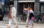 Amsterdam 30 juni 2024
John Leerdam met zijn vrouw in Amsterdam zuid . Hij reist met de trein .