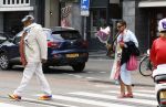 Amsterdam 30 juni 2024
John Leerdam met zijn vrouw in Amsterdam zuid . Hij reist met de trein .