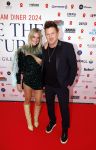 Amsterdam 8 juni 2024
Het Amsterdam diner in AFAS live . Vele Bekende mensen en zakenmensen kwamen naar het gala waar geld opgehaald wordt voor het aids fonds. Johnny de Mol en zijn vrouw Anouk de Mol