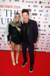 Amsterdam 8 juni 2024
Het Amsterdam diner in AFAS live . Vele Bekende mensen en zakenmensen kwamen naar het gala waar geld opgehaald wordt voor het aids fonds. Johnny de Mol en zijn vrouw Anouk de Mol