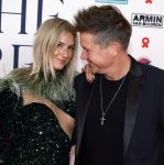 Amsterdam 8 juni 2024
Het Amsterdam diner in AFAS live . Vele Bekende mensen en zakenmensen kwamen naar het gala waar geld opgehaald wordt voor het aids fonds. Johnny de Mol en zijn vrouw Anouk de Mol