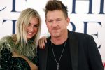 Amsterdam 8 juni 2024
Het Amsterdam diner in AFAS live . Vele Bekende mensen en zakenmensen kwamen naar het gala waar geld opgehaald wordt voor het aids fonds. Johnny de Mol en zijn vrouw Anouk de Mol