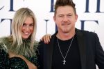 Amsterdam 8 juni 2024
Het Amsterdam diner in AFAS live . Vele Bekende mensen en zakenmensen kwamen naar het gala waar geld opgehaald wordt voor het aids fonds. Johnny de Mol en zijn vrouw Anouk de Mol